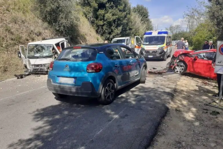 Siena, due feriti in incidente tra auto e furgone