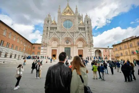Turismo in provincia di Siena: buon scenario a termine? Turisti a Siena in piazza del Duomo