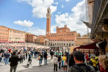 Siena, la fibra supera l’83% della copertura. Nuovi interventi Pnrr Turisti in Piazza del Campo a Siena