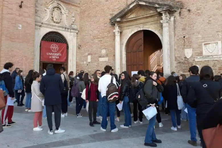 UniSi, 642 iscritti al test di ammissione Tolc-Med per il Corso di laurea magistrale in Medicina e chirurgia Partecipanti al test tolc-med davanti al presidio di San Francesco