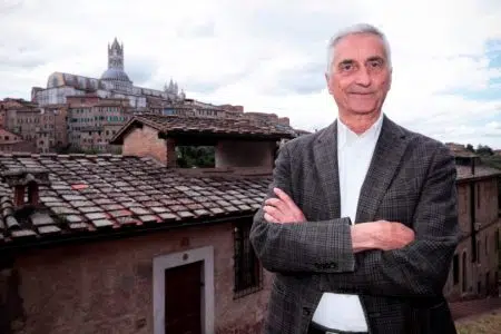 Mps, Massimo Castagnini: “Subito un tavolo tra Comune e Banca” Massimo Castagnini con, alle spalle, veduta di Siena
