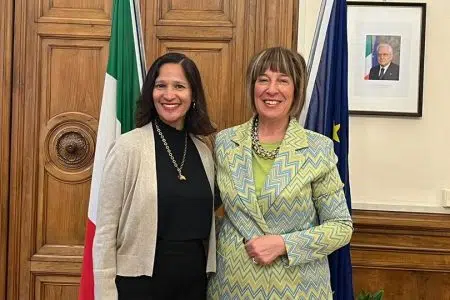 Il Prefetto di Siena incontra il Console generale degli Stati Uniti Il console USA Ravini Gupta e il prefetto di Siena Matilde Pirrera