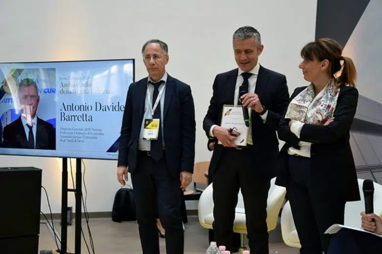 Meeting “Grandi ospedali”, Aou Senese protagonista Aou Senese, la consegna del premio Ambassador al meeting Grandi Ospedali