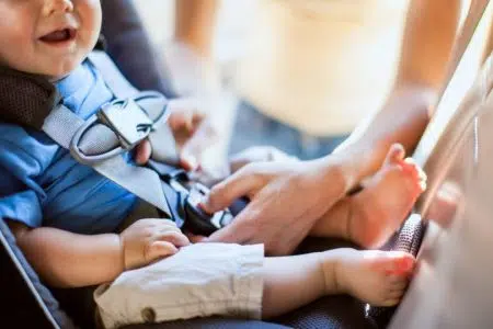 Sicurezza bambini in auto, tutti i consigli dell’ACI Bambino in auto nel seggiolino
