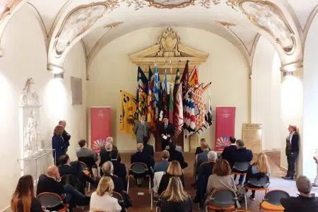 Consegna all’Università di Siena delle bandiere delle 17 Contrade Consegna bandiere delle Contrade all'Università di Siena