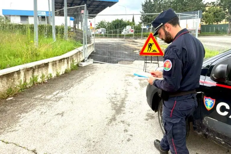 Siena, idrocarburi nella rete fognaria: indagini dei Carabinieri Forestali Carabinieri Forestale nei pressi del distributore