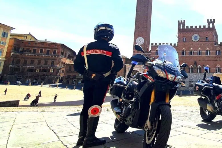 Lite tra giovani in Piazza del Campo, intervento dei Carabinieri Carabinieri con moto in Piazza del Campo a Siena