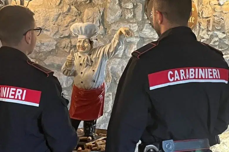Rubano statuetta simbolo di un ristorante di Castellina: 6 denunciati Carabinieri con la statuetta rubata al ristorante