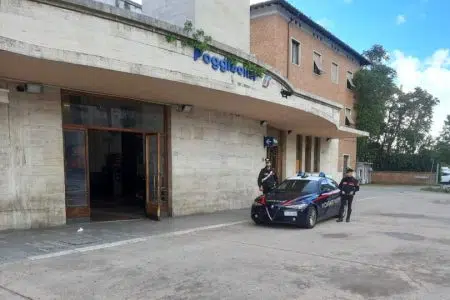 Vìola divieto di ritorno: denunciato dai Carabinieri alla stazione di Poggibonsi Carabinieri di fronte alla stazione di Poggibonsi