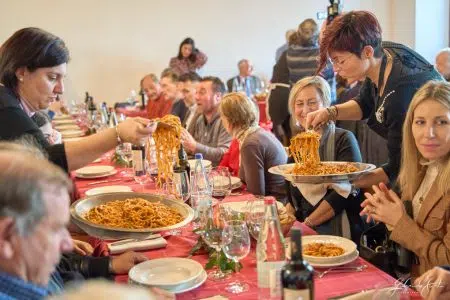 San Casciano dei Bagni: a Celle sul Rigo torna la sagra dei pici Celle sul Rigo Sagra dei Pici, tavolata