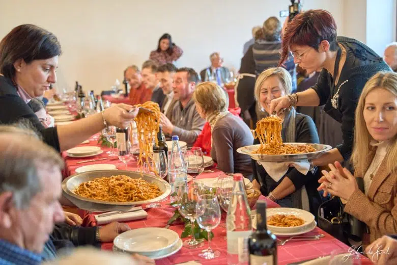 San Casciano dei Bagni: a Celle sul Rigo torna la sagra dei pici Celle sul Rigo Sagra dei Pici, tavolata