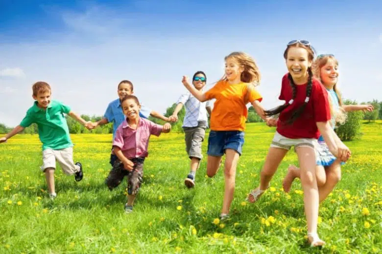Centri estivi, bambini che corrono nel prato