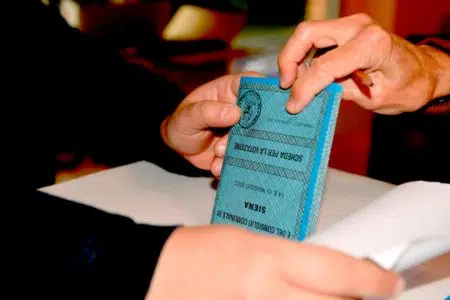 Ballottaggio elezioni amministrative 2024 a Poggibonsi e Colle di Val d’Elsa: affluenza alle urne ore 12 Elezioni Siena 2023: votante inserisce scheda nell'urna