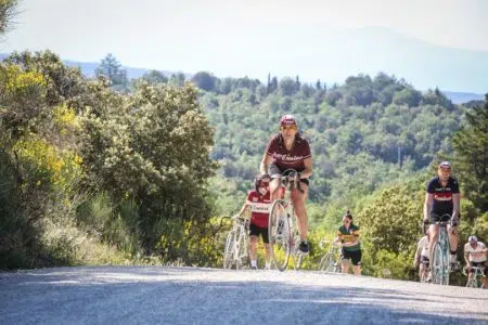 Eroica Montalcino 2023, gioia e felicità: 2.200 ciclisti da 39 Paesi Eroica Montalcino, ciclisti in salita
