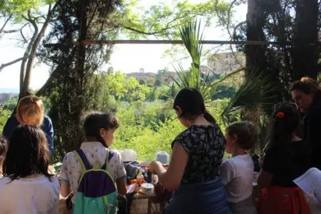 Maltempo, la Festa dei Musei per la Sostenibilità di Siena slitta al 10 giugno Festa dei Musei, bambini in un parco