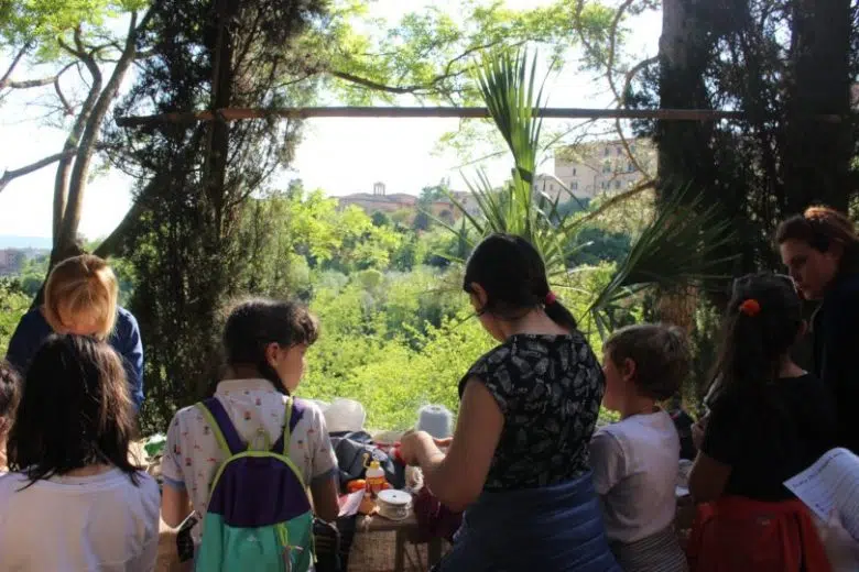 Maltempo, la Festa dei Musei per la Sostenibilità di Siena slitta al 10 giugno Festa dei Musei, bambini in un parco