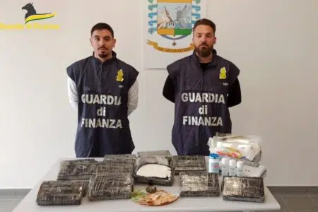 I militari della Guardia di Finanza di Siena con la droga sequestrata