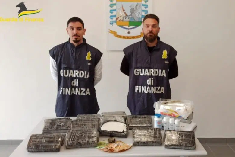 I militari della Guardia di Finanza di Siena con la droga sequestrata