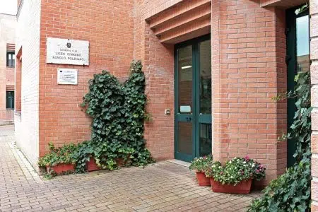 Al ‘Poliziano’ di Montepulciano Notte Nazionale del Liceo Classico Ingresso del liceo classico "Angelo Poliziano" di Montepulciano