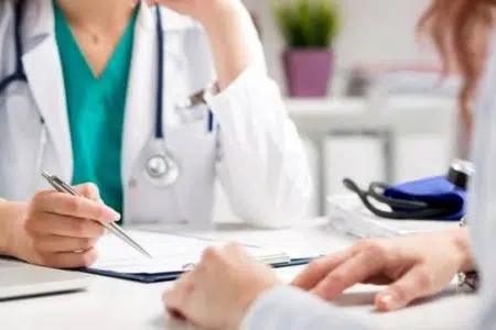 Medico di base con paziente