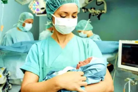 Giornata internazionale dell’Ostetrica, venerdì 5 maggio: le iniziative dell’Asl Toscana sud est Ostetrica tiene in braccio neonato in sala parto