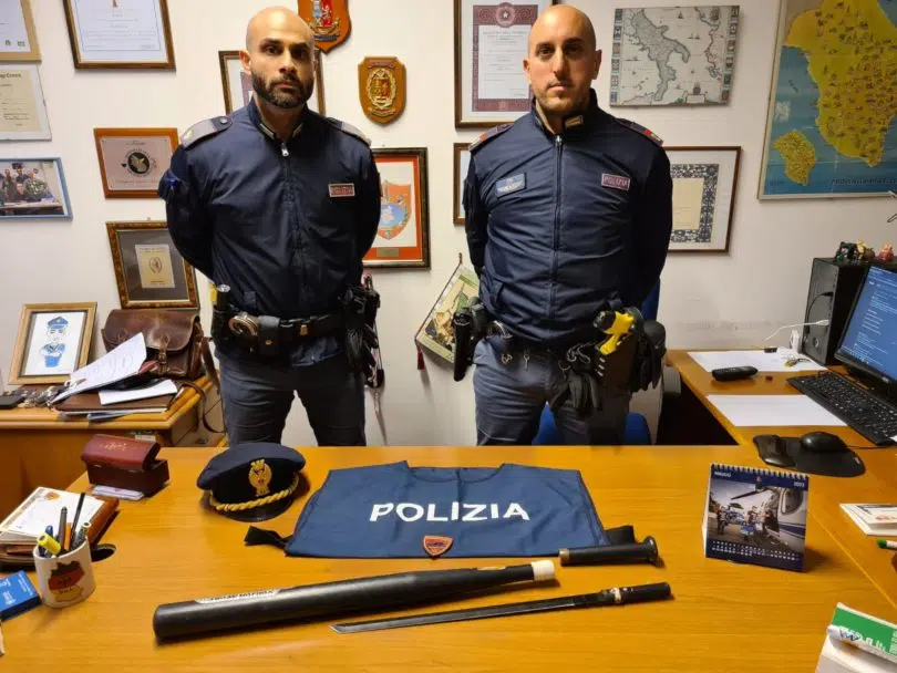 Gli agenti della Polizia di Siena con la spada katana ritrovata