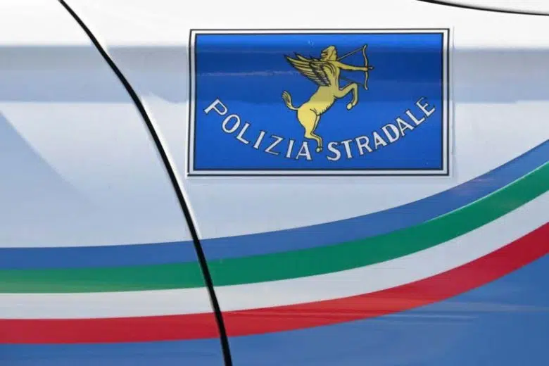 Uomo precipita da un cavalcavia sul Raccordo Siena-Firenze Stemma Polizia Stradale su autovettura