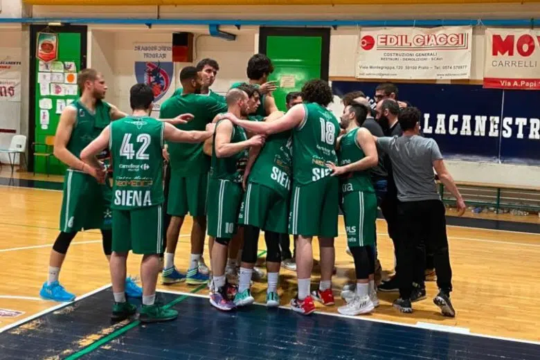 Mens Sana Siena sconfitta a Prato in gara 1 dei playoff I giocatori della Mens Sana in gruppo
