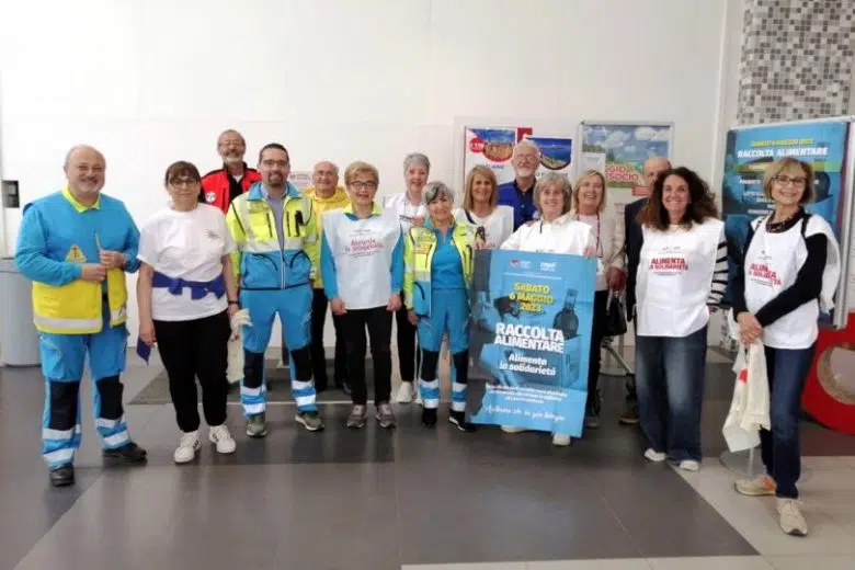 Poggibonsi, raccolta alimentare: 4.600 kg di prodotti per le famiglie fragili Raccolta alimentare Poggibonsi, foto di gruppo