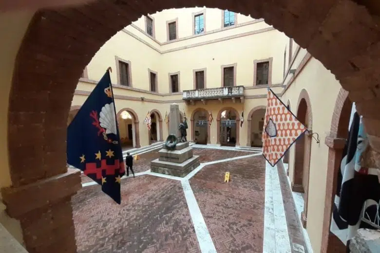 Rettorato dell'Università di Siena con le bandiere delle Contrade