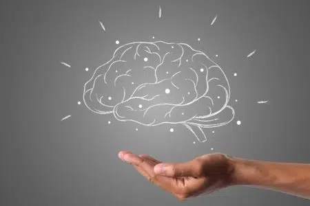 “PsycoVerso”, a Siena la Asl Tse sperimenta la realtà virtuale Disegno cervello sorretto da una mano