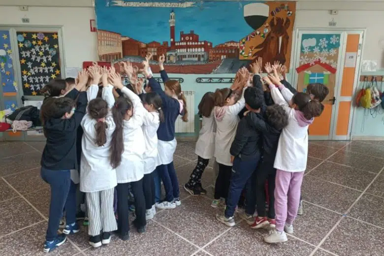Bambini giocano alla scuola Peruzzi di Siena