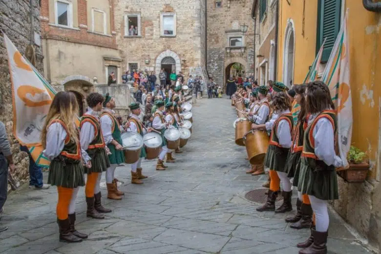 Serremaggio, figuranti nel borgo di Serre di Rapolano