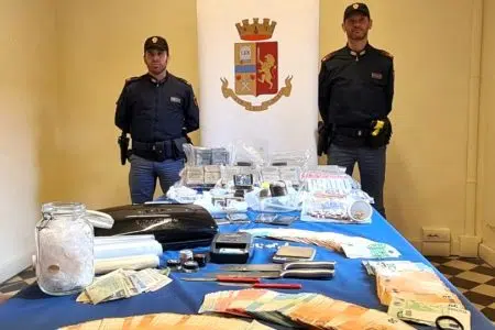 Siena, arrestate due giovani donne: sequestrati 27 kg di stupefacenti Gli agenti della Polizia di Siena con gli stupefacenti sequestrati