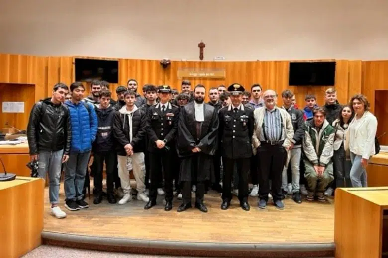 I Carabinieri accompagnano gli studenti dell’Istituto Marconi in visita al Tribunale di Siena Gli studenti dell'istituto marconi in visita al Tribunale di Siena