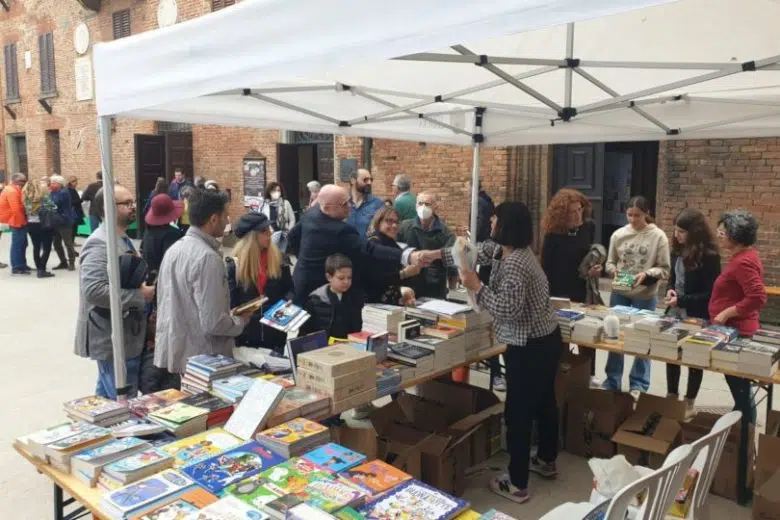 Bancarella alla mostra mercato il Borgo dei Libri di Torrita di Siena