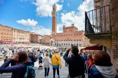 Terzo settore senese, 26mila contatti al giorno Turisti in Piazza del Campo a Siena