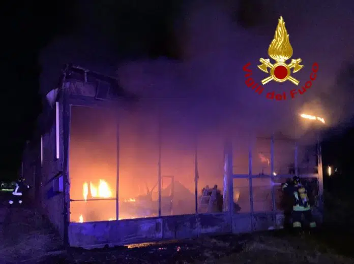 Incendio a capannone a Torrita di Siena Incendio capannone a Torrita di Siena, intervento dei Vigili del Fuoco