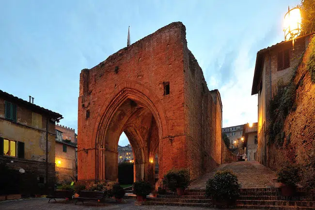 Nuova lastricatura in Fontenuova, modello di collaborazione fra Comune di Siena e Contrade
