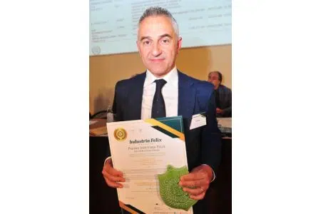 Conferito a Estra anche per il 2023 il Premio Industria Felix Massimiliano del Segato ritira il Premio Industria Felix assegnato a Estra
