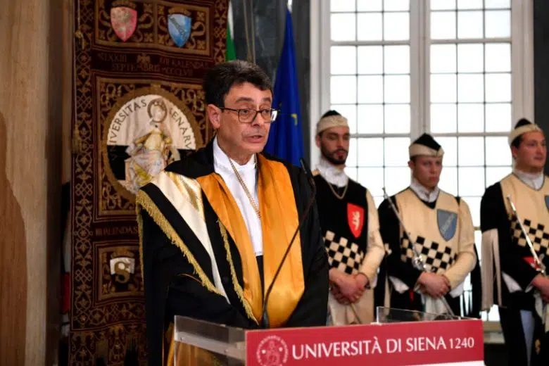 Roberto Di Pietra nel corso della consegna della laurea ad honorem