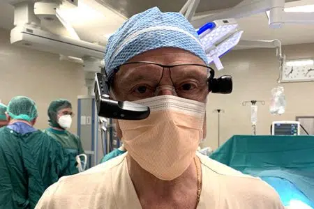 Ortopedia, all’Aou Senese intervento chirurgico di protesi al ginocchio con l’ausilio della realtà aumentata Il professore Stefano Giannotti nel corso dell'intervento con realtà aumentata