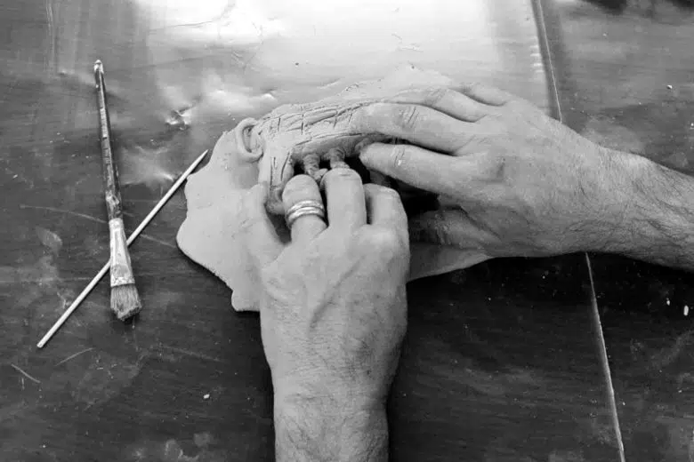 “La cura dell’arte”, le opere si vedono anche attraverso il tatto Mani che lavorano la creta