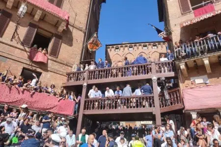 Palio di Siena 2 luglio 2023: Tratta, si sono corse le batterie Batterie della Tratta del Palio di Siena del 2 luglio 2023, palco dei Capitani