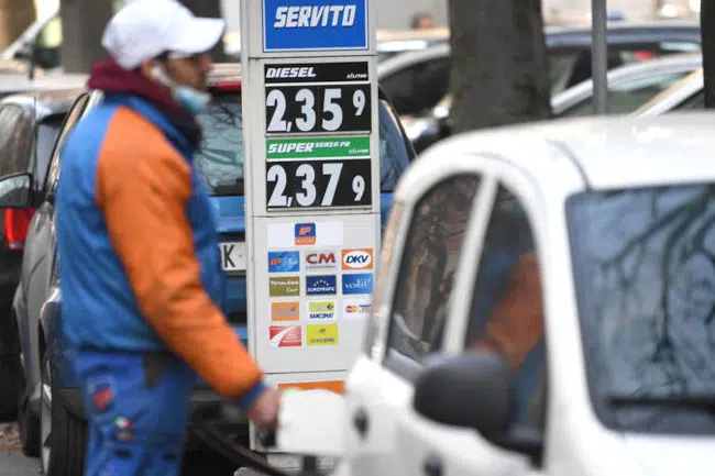 Sale ancora il prezzo della benzina: media settimanale a 2,073 euro al litro
