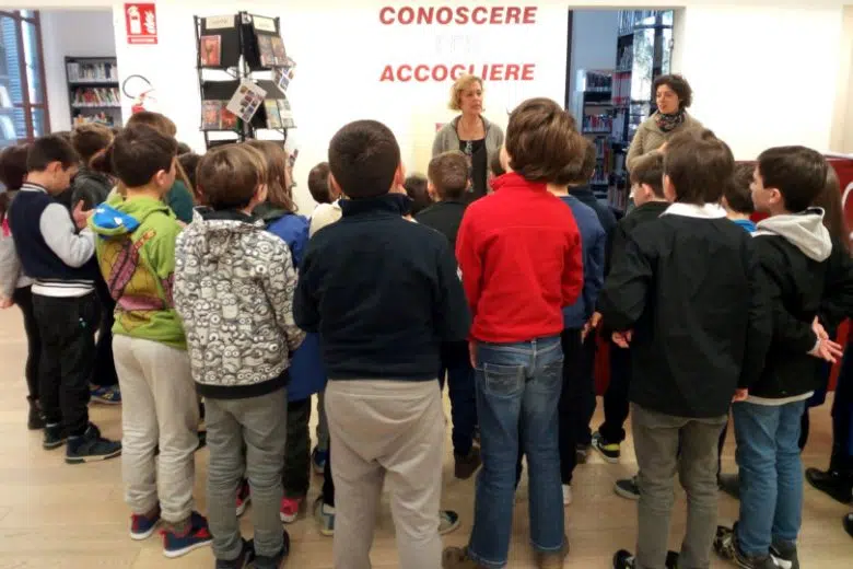 Bambini nel corso di una delle visite guidate alla biblioteca di Poggibonsi