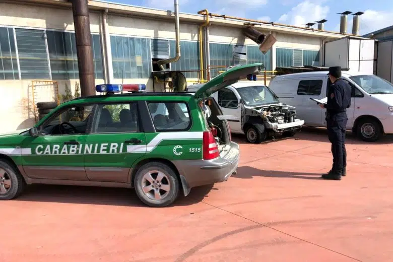 I Carabinieri Forestali di Chiusi durante i controlli all'autofficina