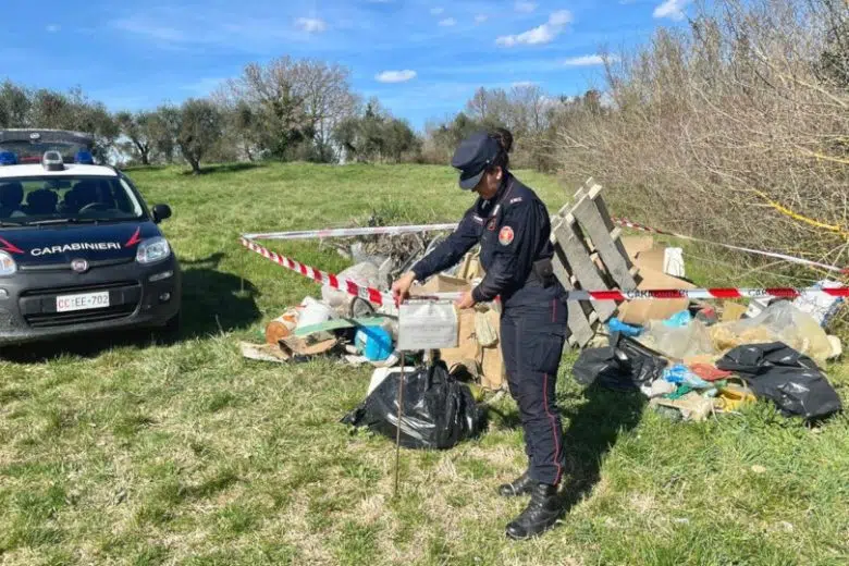 I Carabinieri Forestali nel luogo in cui è avvenuto l'abbruciamento