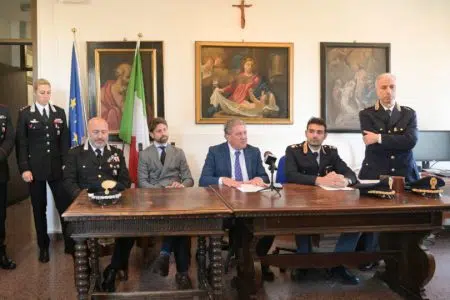 Siena, truffe ad anziani: sgominata banda di cinque persone Conferenza stampa truffa anziani
