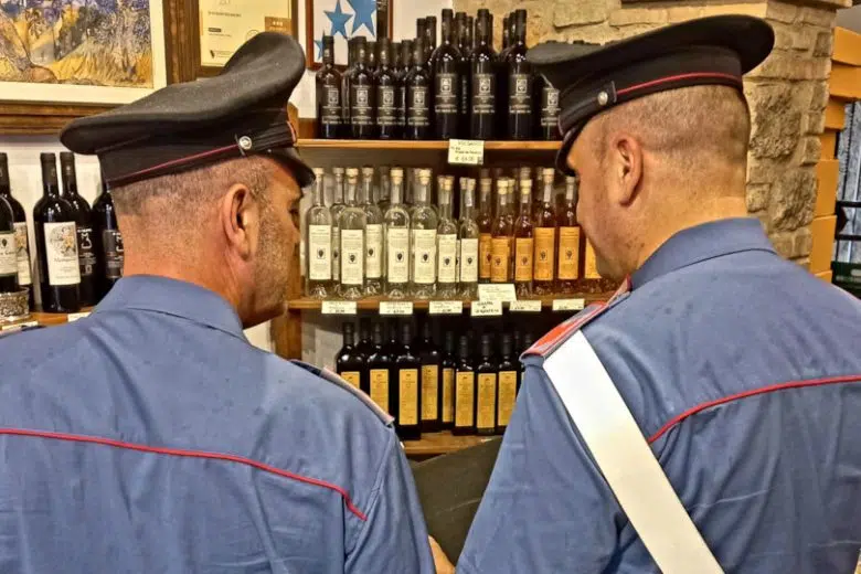 Furto di bottiglie in enoteca di San Gimignano: due denunciati Indagine dei Carabinieri di San Gimignano in enoteca